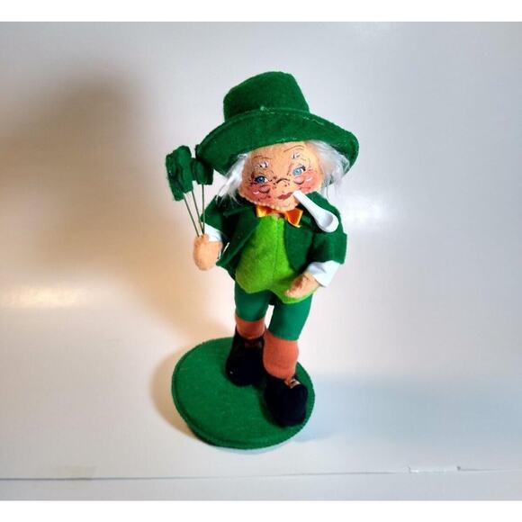 ANNALEE St Patrick's Day Irish Jolly Leprechaun Man Pipe In Mouth Vintage Kitsch - Picture 1 of 5